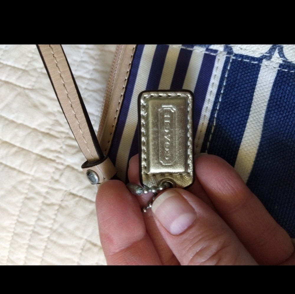 Vintage Coach Daisy Canvas Patchwork Wristlet Clu… - image 3